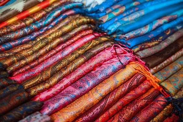На стенде PASHMINA KASHMIRA вы найдете уютные индийские платки, которые согреют вас осенью.