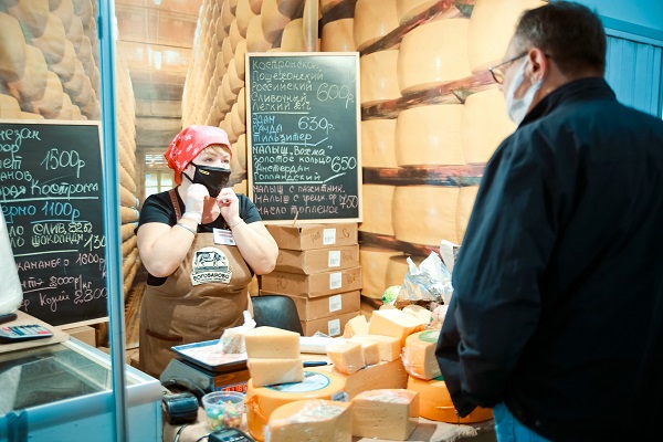 Продегустировать и купить натуральный сыр от фермерских хозяйств можно на стенде "Костромские сыроварни"